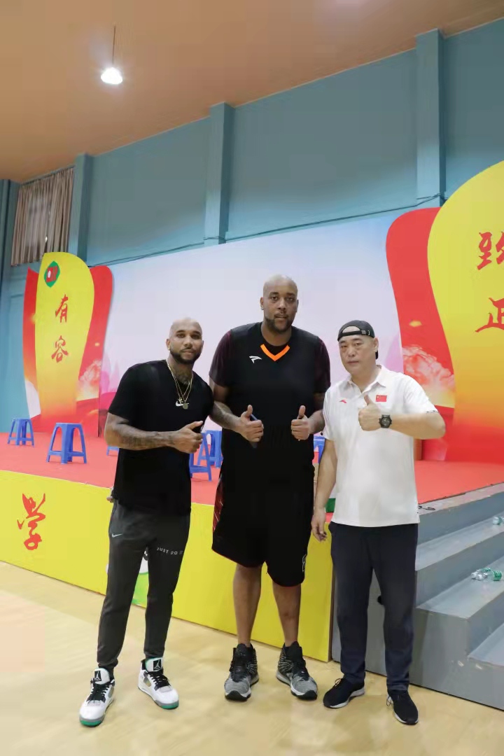 【乐鱼在线官网平台】(中国)有限公司总经理与NBA合影.jpg